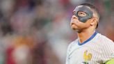 Escondido tras la máscara, sufre Kylian Mbappé
