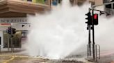 有片｜堅尼地城爆地下水管 激射3米高水柱變馬路噴泉