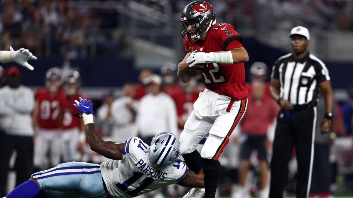 LOOK: Tom Brady hits Micah Parsons for TD after being picked off by Damar Hamlin during beach football game