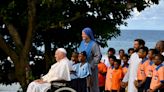 El Papa en la selva Papúa Nueva Guinea se reúne con siete misioneros argentinos y les lleva una tonelada de abastecimientos