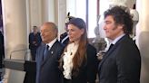 Milei encabeza el acto de colocación del busto de Carlos Menem en Casa Rosada