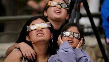 Todo lo que hay que saber del eclipse solar anular de hoy por la tarde