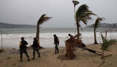 Beryl toca tierra como huracán sobre Yucatán y seguirá después hacia Texas (EEUU).