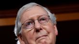 Piden a Mitch McConnell que comente los ataques de Trump a su mujer