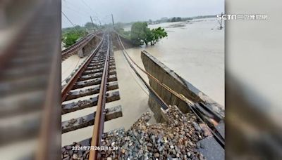 就是這麼嚴重！八掌溪暴漲掏空路基「鐵軌掛枕木懸空」災害空拍畫面曝