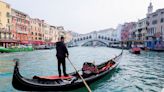 在威尼斯大運河玩衝浪 市長火大罵2人是「傲慢蠢貨」