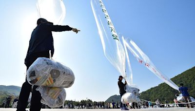 Más que basura: el curioso contenido de los globos que Corea del Norte y del Sur se envían desde hace décadas
