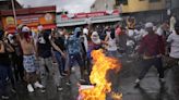 Video | Las protestas en Venezuela arremeten contra la iconografía del chavismo