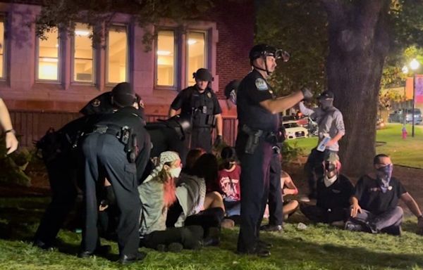 Police arrest demonstrators on University of Tennessee campus