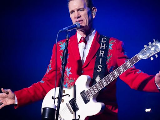 La voz inconfundible y el carisma de Chris Isaak seducen Cap Roig