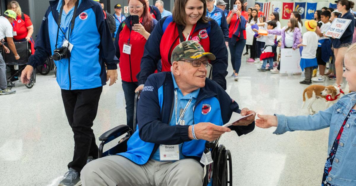 Crowds welcome honor flights full of veterans to Dulles
