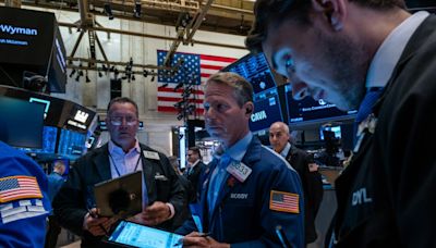 Wall Street hésite à l'ouverture d'une semaine chargée