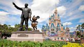 ¿Cuántos dólares necesita una familia para viajar a Disney en 2023?