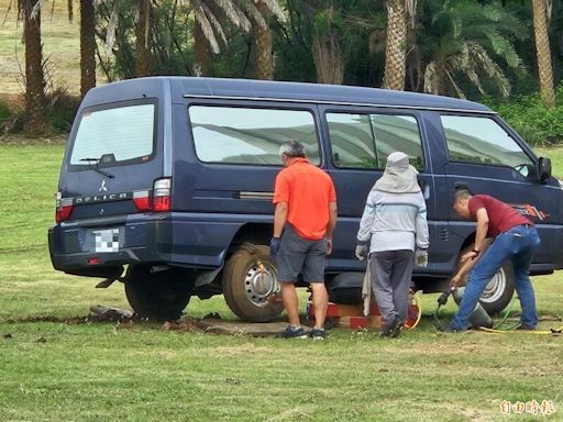 澎湖青青草原廂型車「刁車」 消防局器材車馳援下秒也慘刁住