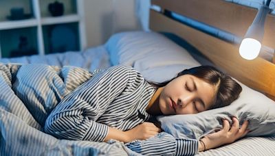 睡覺開夜燈好嗎？研究：燈光不僅影響睡眠，和血糖高低也有關
