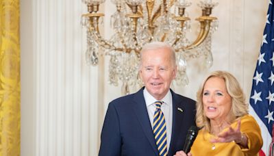 Jill Biden envía unos corazones en señal de apoyo al presidente tras anunciar su salida