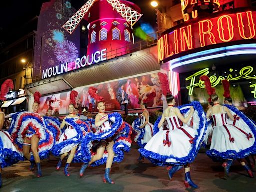 Moulin Rouge restores windmills after collapse