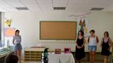La concejala Caridad Sánchez visita a los niños de la escuela y aula de verano