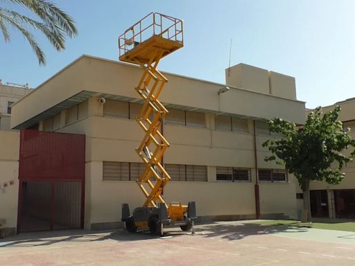 La retirada definitiva del fibrocemento de los colegios de Elche finalizará en agosto