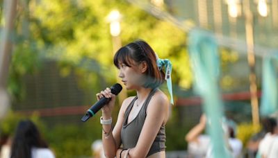 小草正妹上台挺阿北 雞排妹「收到實情」緊急發聲：請求大家刪文