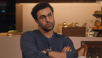 Ranbir Kapoor Opens Up About Rishi Kapoor’s Rude Behaviour Towards Fans, “Fans Looked At Him with Disdain”