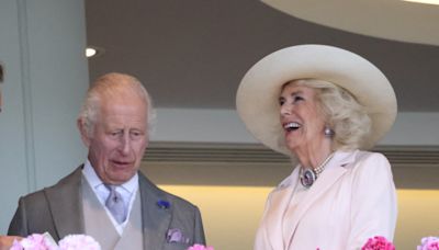 Camilla Parker Bowles : son geste très osé envers Charles III sur le parvis de Buckingham