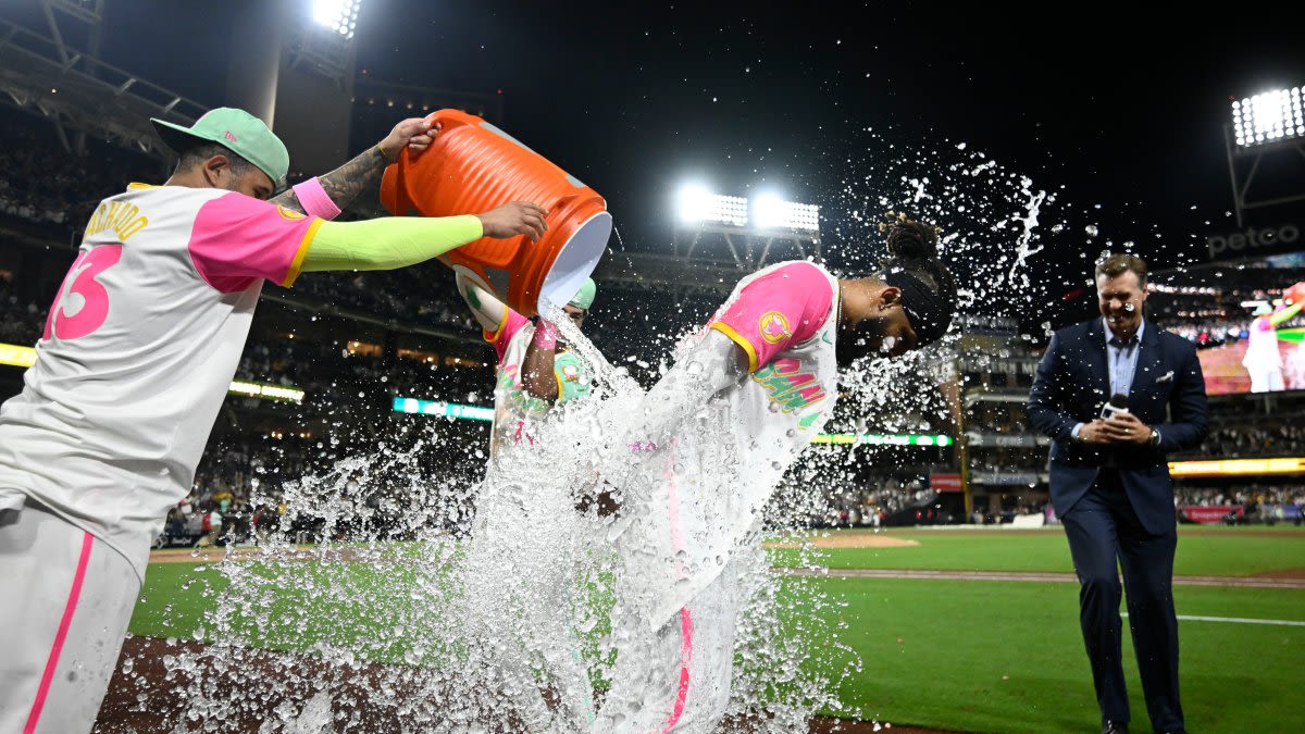 Padres walk off White Sox, creep closer to a playoff spot