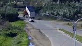 Video: un camión destruyó un puente ferroviario en Mercedes