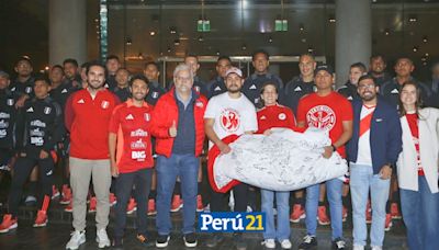 ¡Con toda la fe! Hinchas peruanos entregan ‘bandera del aliento’ a la Selección Peruana