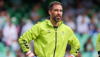 Le abren la puerta a Claudio Bravo