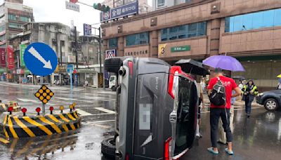 景美捷運站前車禍！ 休旅車自撞行人避車灣安全島側翻 - 社會