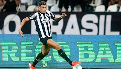 Botafogo renova o contrato de Tiquinho Soares; confira