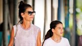 Katie Holmes reaparece impecable en París: melena extralarga y pantalones de pata de elefante