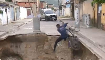 Vídeo: ciclista cai em cratera durante reportagem e xinga prefeito ao vivo