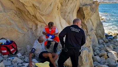 Un anciano de 83 años cae de tres metros en la Cala del Francés de Xàbia