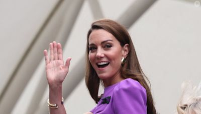 Kate Middleton arrive à Wimbledon avec sa fille Charlotte ! Tenue sur-mesure magnifique et ovation pour son retour