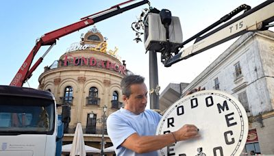 Comienza la restauración y recuperación del Reloj del Gallo Azul con su desmontaje