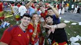 El ambiente en la pantalla gigante de Gijón para animar a España en la final de la Eurocopa, en imágenes