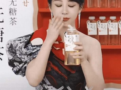 楊紫糗大了！直播試喝飲品竟然吐出來 急忙救火全網笑翻