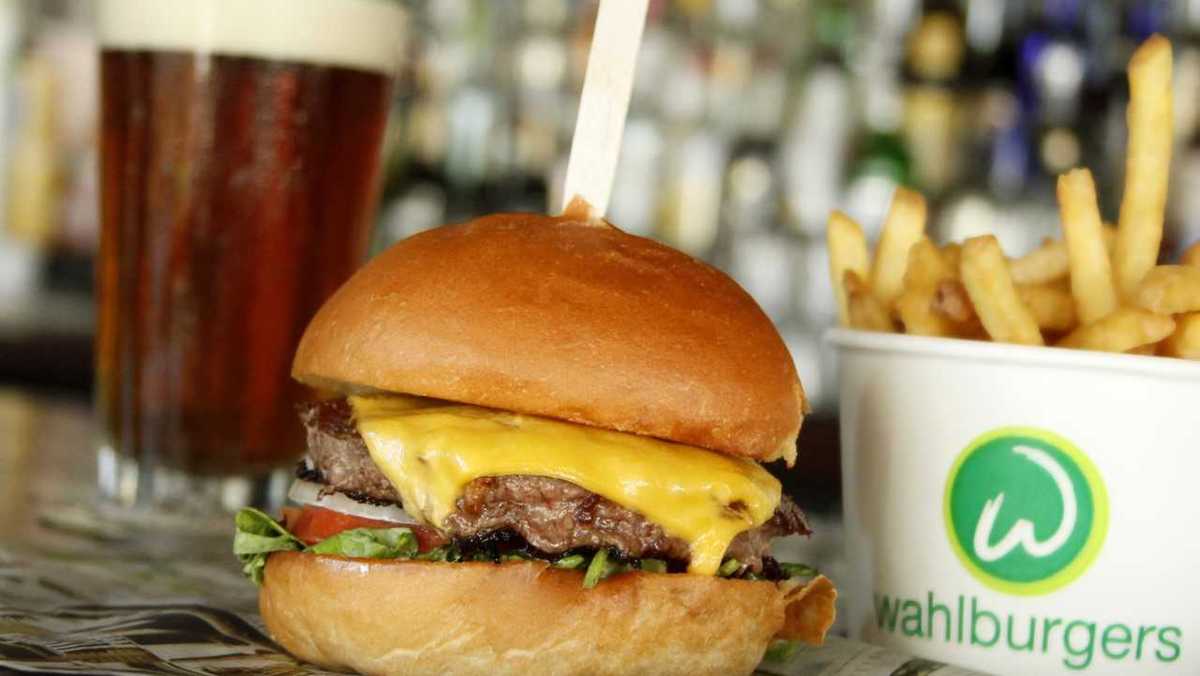 Wahlburgers at The Corners of Brookfield closes