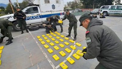 Hallaron más de 400 kilos de cocaína en una camioneta de la Policía de Salta: hay dos agentes detenidos