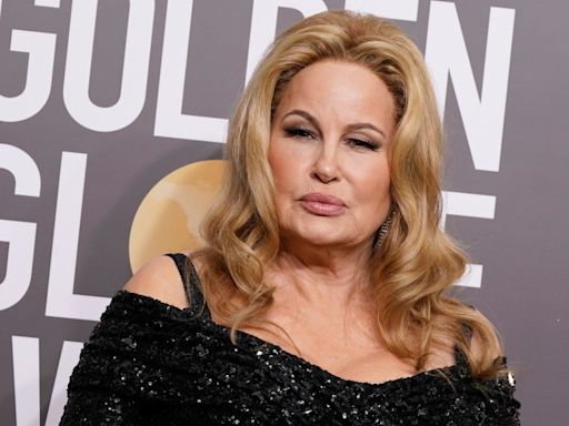 Jennifer Coolidge speaks at Washington University commencement on Monday