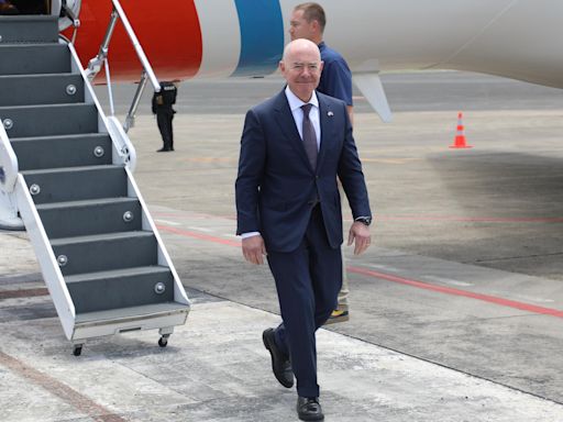 El secretario de Seguridad Nacional de EE.UU. llega a Panamá para la investidura de Mulino