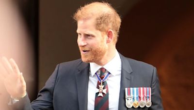 Sozinho, príncipe Harry participa de serviço em catedral de Londres