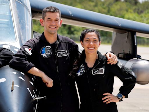 “Desde aquí, la Tierra parece como un mundo perfecto”: por primera vez dos astronautas no profesionales realizan una caminata espacial privada