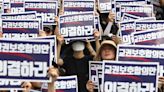 Profesores en Corea del Sur llevan a cabo protestas masivas tras suicidio que pone de manifiesto las presiones de los padres a los docentes