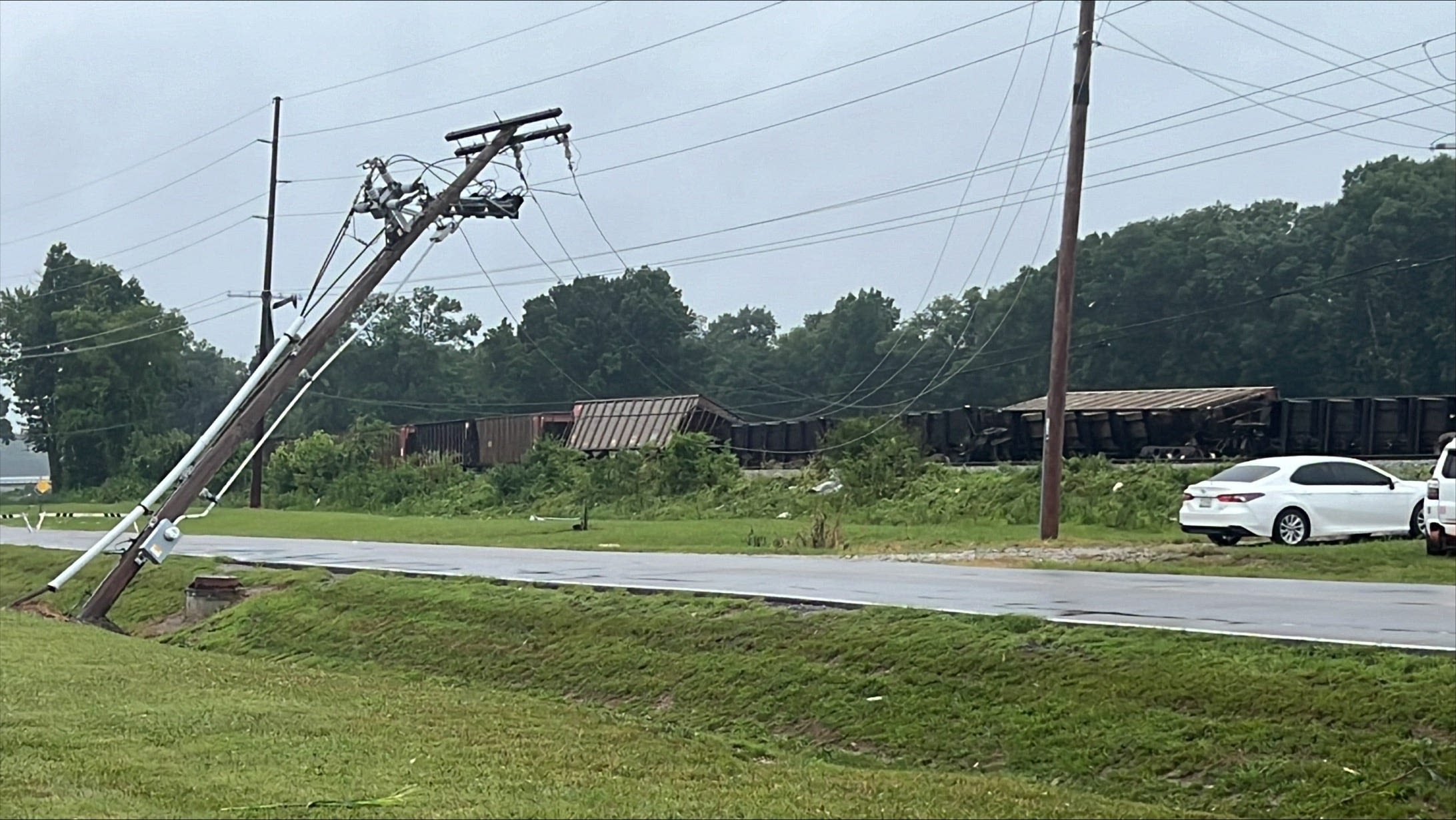 After Tuesday tornado in Southern Indiana, high winds expected. Live updates on Beryl effects