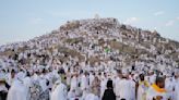 Peregrinos musulmanes se congregan en monte Arafat, Arabia Saudí, y el haj alcanza su punto álgido