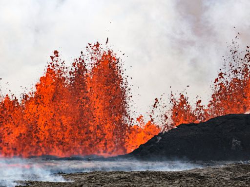 Volcán en Islandia vuelve a hacer erupción; es la 5ta vez desde diciembre