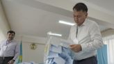 Tokáyev vota en las presidenciales kazajas y Nazarbáyev llama a la unidad